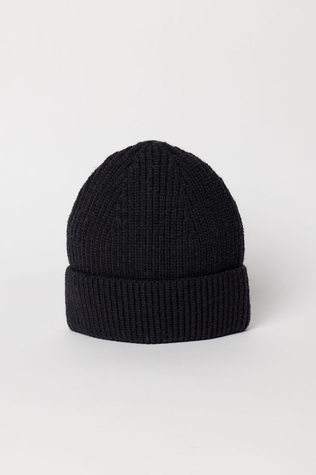 Black ribbed beanie with cuff