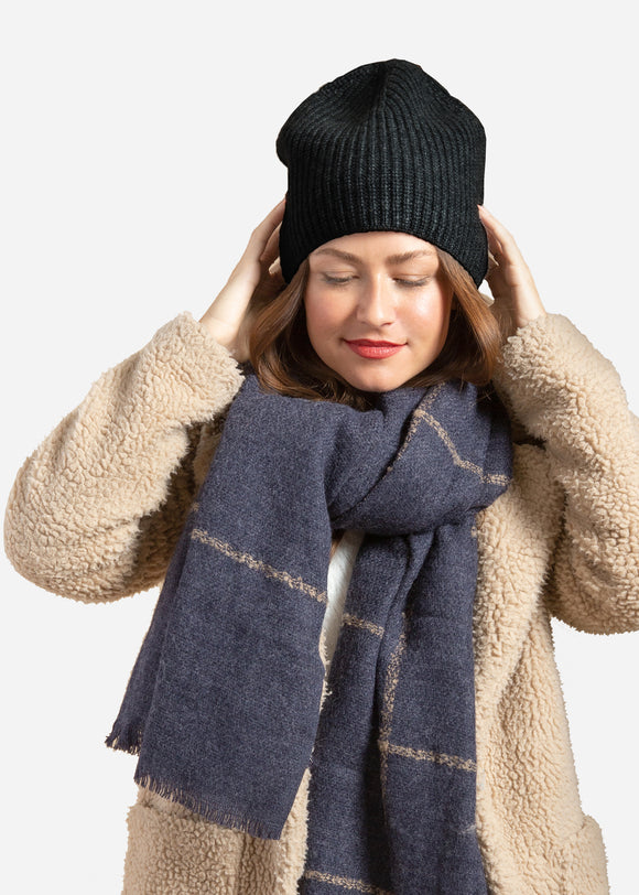 Model wearing black cashmere beanie