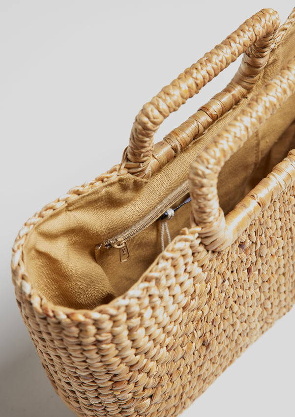 Close up of inside zipper of rectangular straw bag