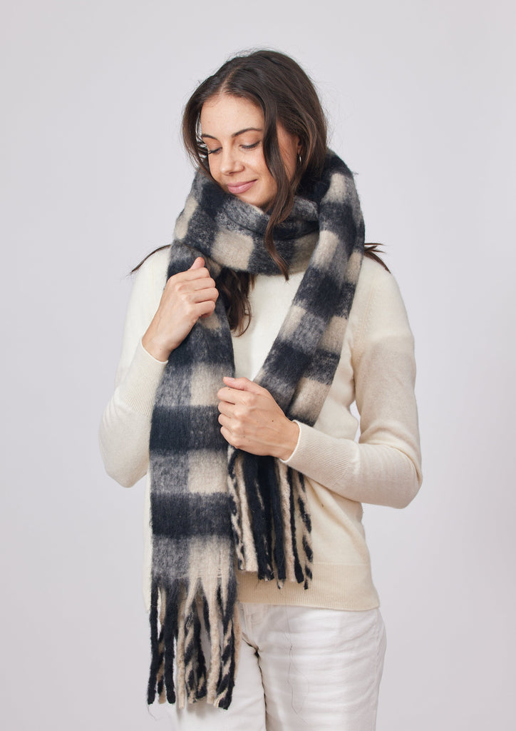 Elle Plaid Scarf- Black Combo