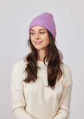 Lilac cashmere slouchy cuff beanie on model