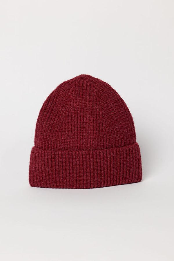 Burgundy ribbed beanie with cuff
