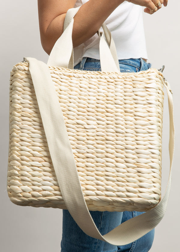 Model holding straw cooler tote