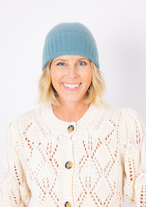 Cashmere Slouchy Cuff beanie in marine blue on model in ivory sweater
